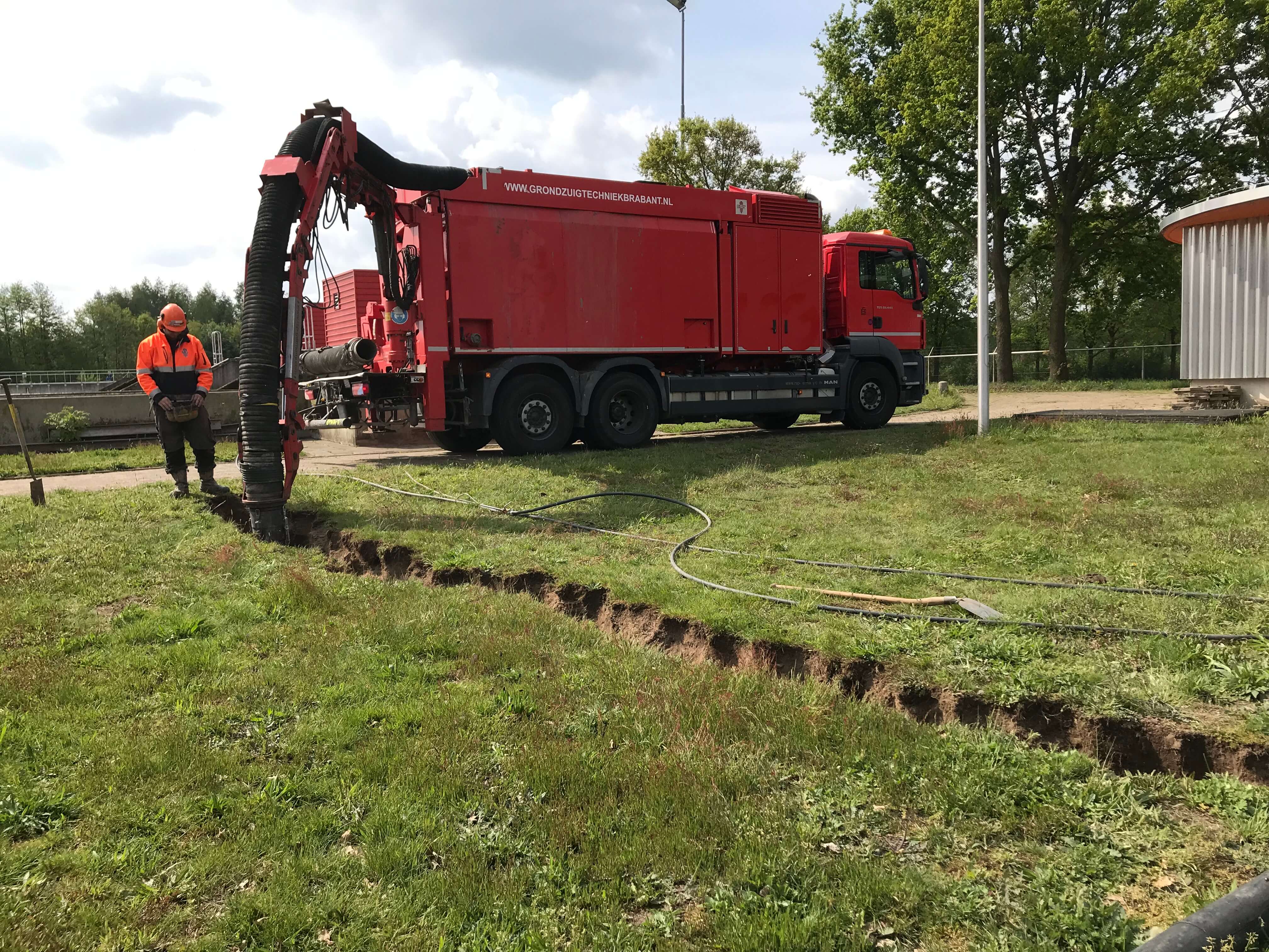 Kabelsleuf Aanleggen Met De Grondzuigwagen